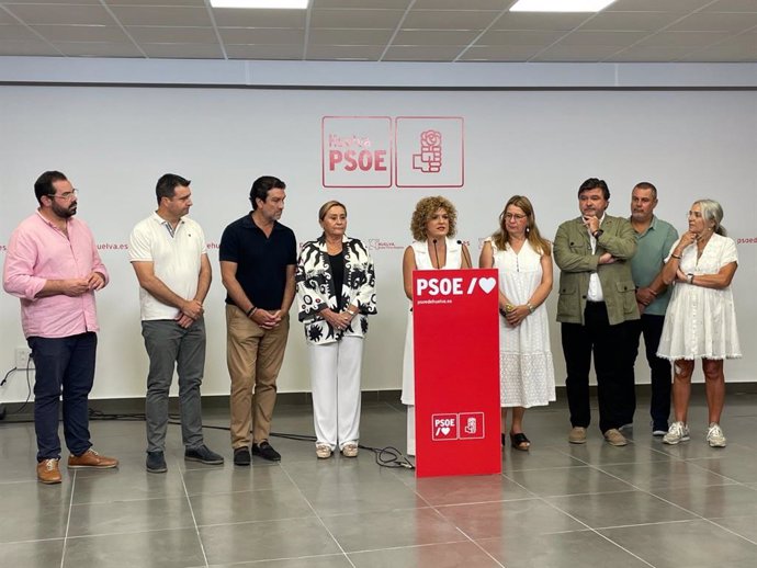 La secretaria general del PSOE de Huelva, María Eugenia Limón, en rueda de prensa al incio del curso político, junto a otros socialistas onubenses.