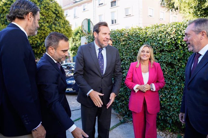 El ministro de Transporte y Movilidad Sostenible, Óscar Puente (2i), junto a la alcaldesa de Granada Marifran Carazo, el director de Ideal Granada Quico Chirino (1i), y el senador del PSOE Juan Espadas (1d).