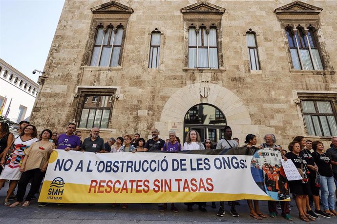 Imagen de la protesta contra el cobro de tasas a los buques de rescate frente al Palau de la Generalitat