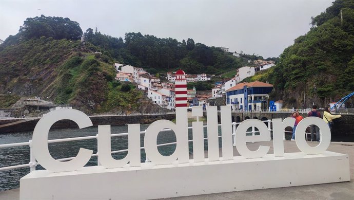 Archivo - Cudillero, turismo en Asturias. Faro y Puerto de Cudillero. Playa del Óleo