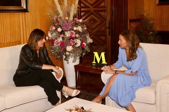 La portavoz del grupo municipal del PSOE en el Ayuntamiento de Zaragoza, Lola Ranera, con la alcaldesa de Zaragoza, Natalia Chueca