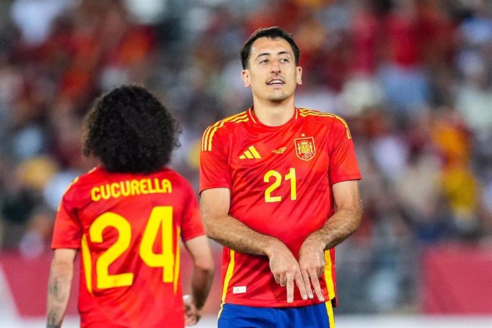 Archivo - Mikel Oyarzabal celebra un gol en un partido con España