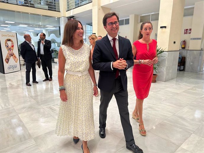 La consejera de Fomento, Rocío Díaz, junto al alcalde de El Ejido (Almería), Francisco Góngora, y la delegada de la Junta en Almería, Aránzazu Martín.