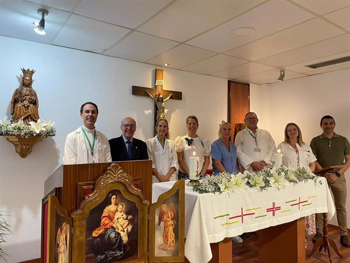 Miembros de la Hermandad de Santa María de Victoria visitan el hospital que lleva el nombre de la patrona de Málaga.