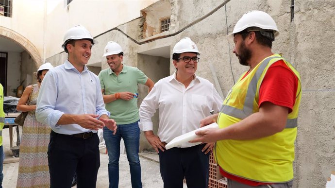 El diputado provincial de Fomento y el alcalde de Vera visitan las obras de la casa consistorial.