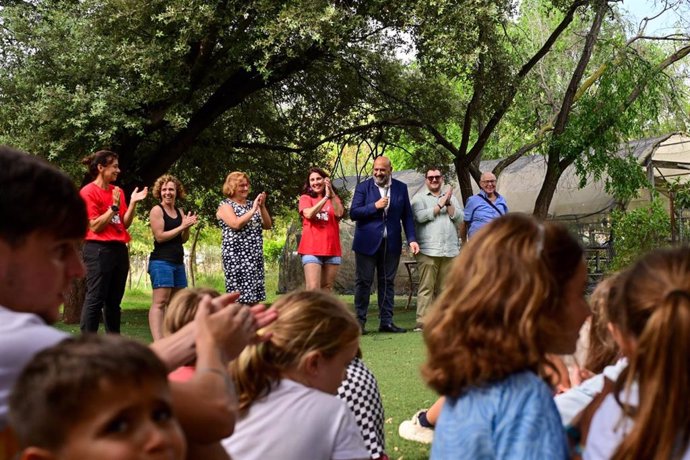 El alcalde, Jaime Martínez, durante la visita.