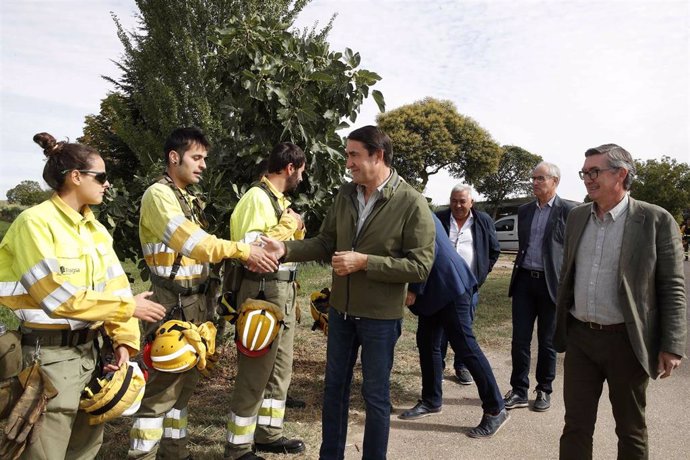 El Consejero De Vivienda, Medio Ambiente Y Ordenación Del Territorio, Juan Carlos Suárez-Quiñones, Conversa Con Los Efectivos Del Puesto Contra Incendios De Villaralbo, En Zamora.