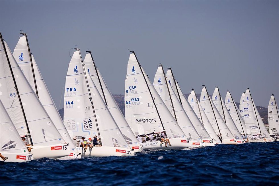 Archivo - La flota de J/70 compitiendo en Palma en la Copa del Rey MAPFRE de 2024