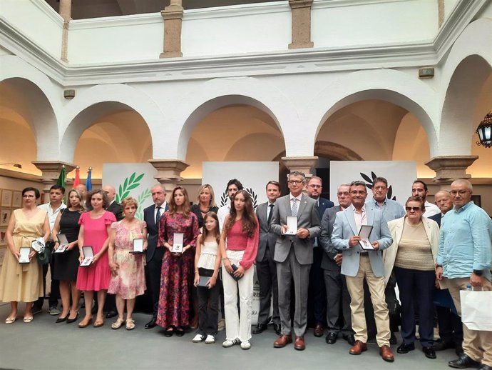 Foto de familia en el acto de entrega de medallas a las víctimas del terrorismo de Extremadura 2024