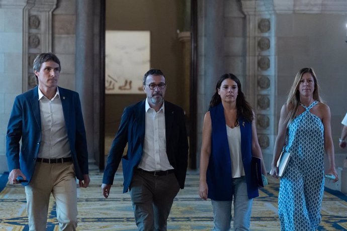 (I-D) El diputado de Junts en el Parlament de Catalunya, Salvador Vergés, el vicepresidente y portavoz de Junts, Josep Rius, la portavoz de Junts en el Parlament, Mònica Sales, y la portavoz adjunta, Jeannine Abella