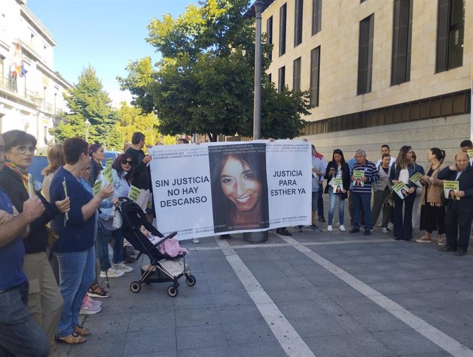 Familiares y amigos de Esther López se concentran a las puertas del Edificio de los Juzgados de Valladolid reclamando Justicia para la víctima.