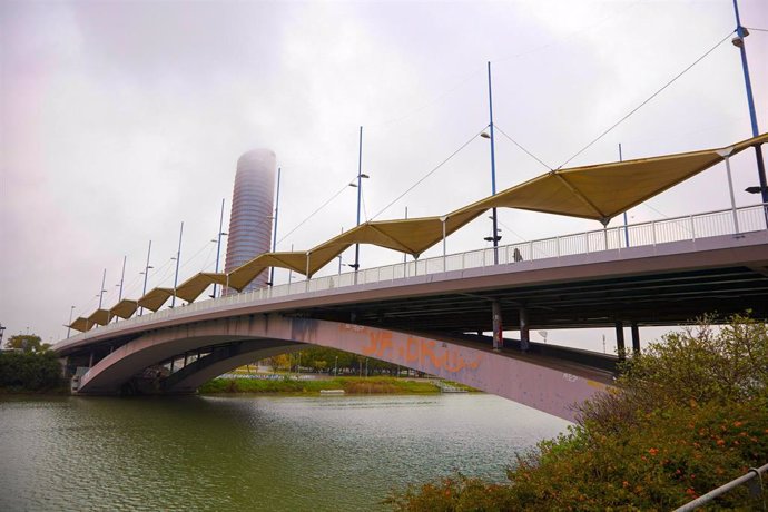 Archivo - Imagen del puente del Cachorro con la torre Sevilla al fondo 