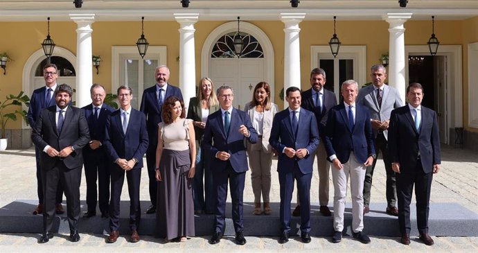 Foto de familia, el presidente del PP, Alberto Núñez Feijóo, junto a los barones del PP, al llegar a una reunión con los presidentes autonómicos del Partido Popular, en el Palacio de los Duques de Pastrana, a 6 de septiembre de 2024, en Madrid (España). D