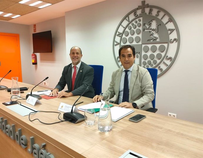 Nicolás Ruiz y José Antonio Nieto en la firma de los convenios.