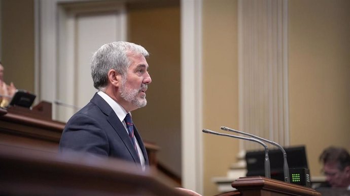 El presidente de Canarias, Fernando Clavijo, en una comparecencia ante el Pleno del Parlamento para abordar la crisis migratoria