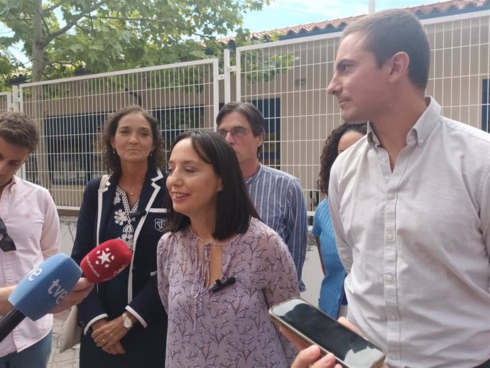 Los portavoces del PSOE en el Ayuntamiento y la Comunidad de Madrid, Reyes Maroto y Juan Lobato, acuden a la escuela infantil de Valdebernardo junrto a Mercedes González, secretaria general del PSOE Madrid Ciudad