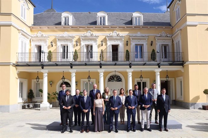 Foto de familia del presidente del PP, Alberto Núñez Feijóo, con los presidentes de comunidades gobernadas por Partido Popular en una reunión celebrada este viernes en Madrid. 