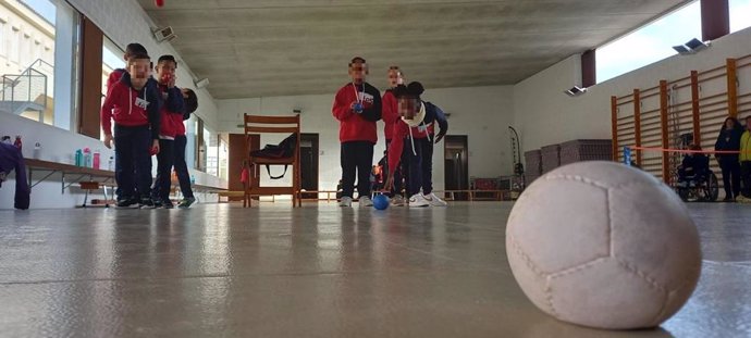 Archivo - Niños practicando una actividad deportiva en un colegio.