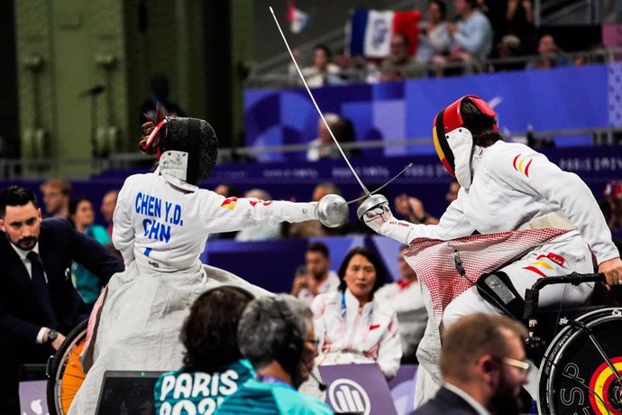 Judith Rodríguez en su combate de cuartos de final de espada categoría A en los Juegos Paralímpicos de París