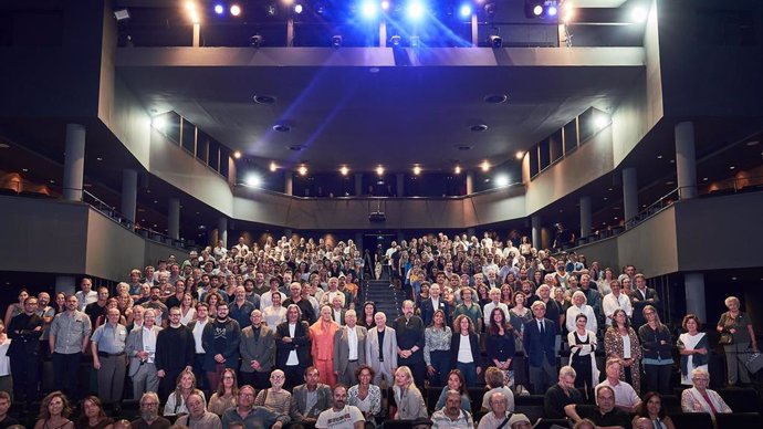 Foto de familia en la presentación de la temporada teatral 2024-2025 de Grup Focus