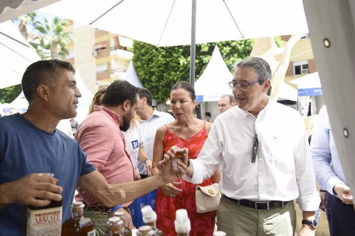 El presidente de la Diputación y alcalde de Rincón de la Victoria, Francisco Salado, ha participado en la primera jornada, donde ha animado a lugareños y visitantes, a explorar esta representación de la despensa de la provincia de Málaga