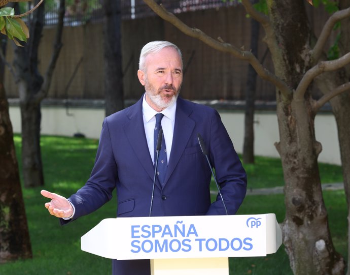 El presidente del Gobierno de Aragón, Jorge Azcón, durante una rueda de prensa posterior a la reunión con los barones del PP y el presidente del PP, en el Palacio de los Duques de Pastrana, a 6 de septiembre de 2024, en Madrid (España).