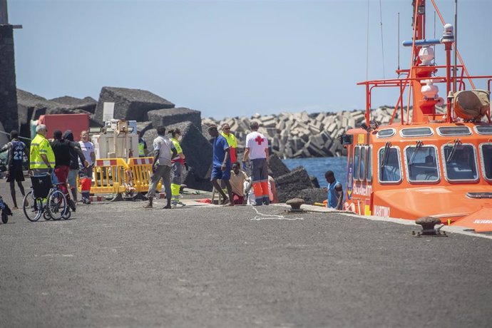 Varios migrantes son atendidos por los Servicios de Emergencias a su llegada al puerto de La Restinga