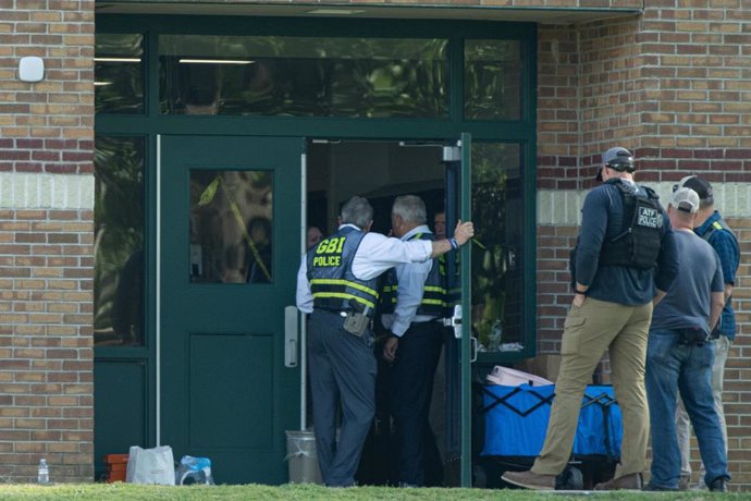 Despliegue de las fuerzas de seguridad en un instituto de Winder, Georgia, tras un tiroteo