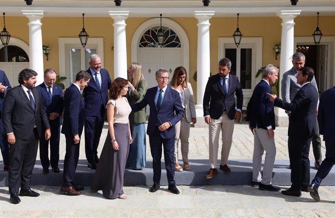 El presidente del PP, Alberto Núñez Feijóo, tras la foto de familia junto a los barones del PP, al llegar a una reunión con los presidentes autonómicos del PP, en el Palacio de los Duques de Pastrana, a 6 de septiembre de 2024, en Madrid (España). 