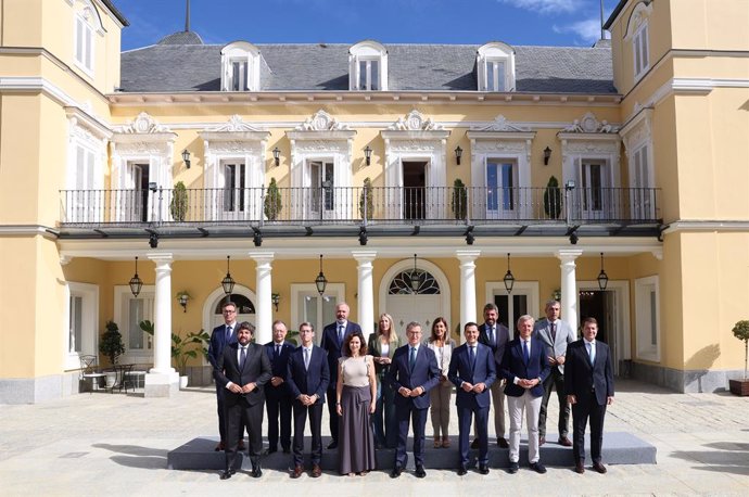 Foto de familia, el presidente del PP, Alberto Núñez Feijóo, junto a los barones del PP, al llegar a una reunión con los presidentes autonómicos del Partido Popular, en el Palacio de los Duques de Pastrana, a 6 de septiembre de 2024, en Madrid (España). 