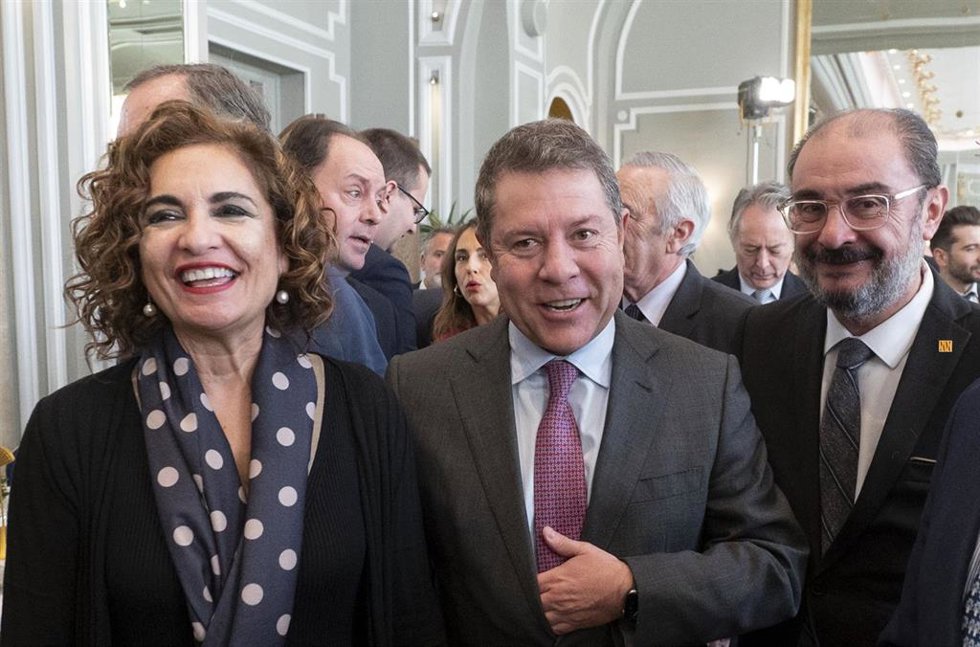 Archivo - (I-D) La ministra de Hacienda, María Jesús Montero, el presidente de Castilla La Mancha, Emiliano García-Page, y el presidente de Aragón, Javier Lambán, en el desayuno informativo del Foro de la Nueva Economía con el presidente de IFRA y del G
