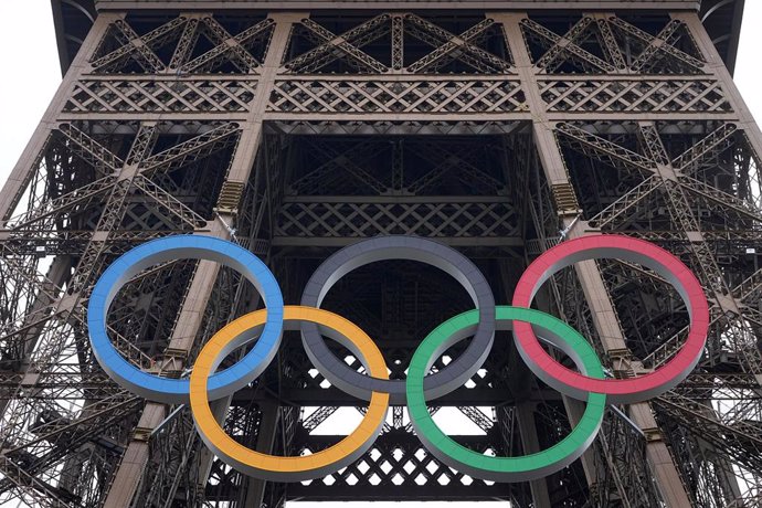 Archivo - Anillos olímpicos instalados en la Torre Eiffel de París