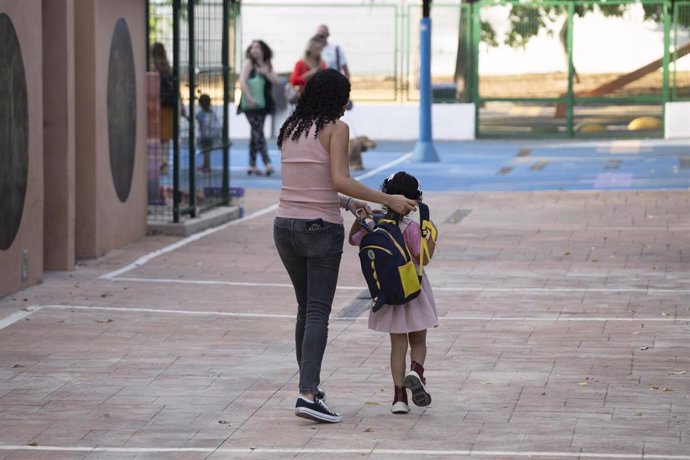 Archivo - Una madre acompaña a su hija el día en que se inicia el curso escolar.