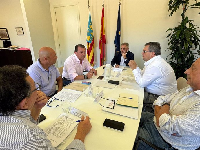 El conseller d'Agricultura, Aigua, Ramaderia i Pesca, Miguel Barrachina, es reunix amb la Federació Provincial de Confraries de Pescadors de la Comunitat Valenciana