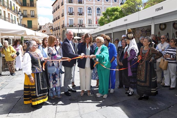 La vicesecretaria de Organización del PP, Carmen Fúnez, corta la cinta inaugural de Pronatura entre la presidenta de Femur, Juana Borrego, y el alcalde de Segovia, José Mazarías