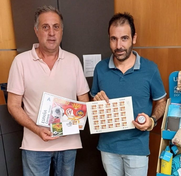 El presidente de la Asociación Filatélica Chiclanera ODA, Manuel Manzorro, y el director de la oficina de Correos de Chiclana, Juan Diego Panés, muestran los matasellos y el Tusello conmemorativo por el 75 aniversario del Chiclana Club de Fútbol