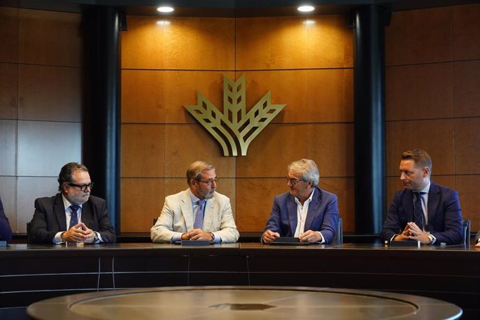 El decano del Colegio de Abogados de Granada, Leandro Cabrera, y el presidente de Caja Rural Granada, Antonio León, en el centro en la imagen