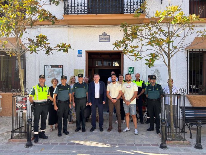 El subdelegado del Gobierno en Granada, José Antonio Montilla, en el centro de la imagen, con el alcalde de Moclín, Marco Pérez, a su izquierda