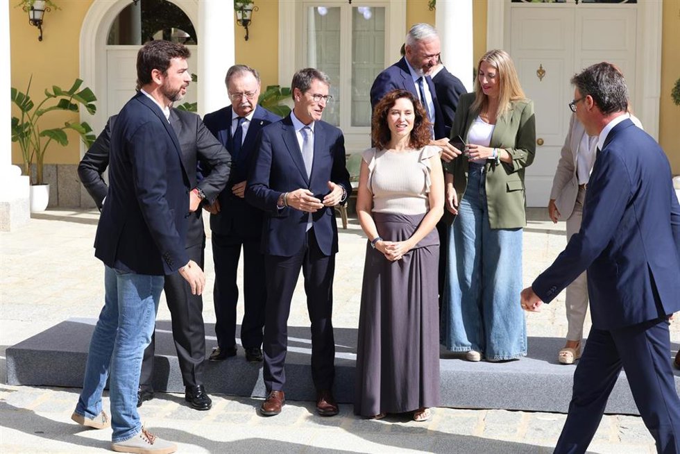 La presidenta de la Comunidad de Madrid, Isabel Díaz Ayuso y el presidente del PP, Alberto Núñez Feijóo, llegan a una reunión con los presidentes autonómicos del Partido Popular, en el Palacio de los Duques de Pastrana, a 6 de septiembre de 2024, en Mad