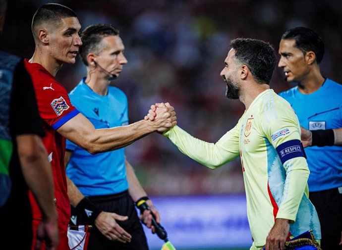 El capitán de España, Dani Carvajal, durante el sorteo de campo en el encuentro de la UEFA Nations League ante Serbia en Belgrado.