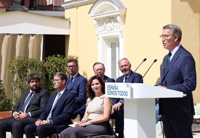 El presidente del PP, Alberto Núñez Feijóo, durante una rueda de prensa posterior a la reunión con los barones del PP, en el Palacio de los Duques de Pastrana, a 6 de septiembre de 2024, en Madrid (España). Durante el encuentro, al que acuden los once pre