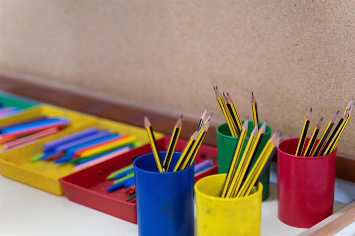 Archivo - Arxiu - Varis pots plens de llapis en un CEIP de València.