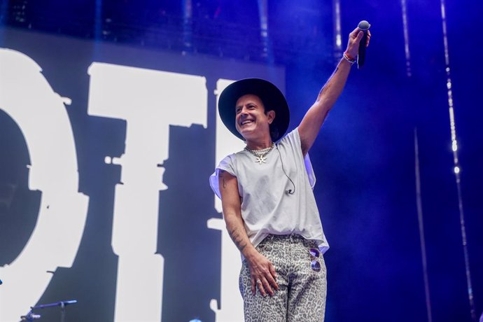 Archivo - El cantante Coti actúa en el concierto ‘Locos por la Música’, en el Estadio Santiago Bernabéu, a 26 de abril de 2024, en Madrid (España). El concierto, organizado por Binter, Líneas Aéreas de Canarias, celebra su séptima edición en Madrid. Ademá