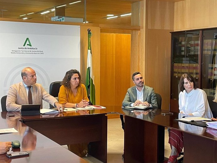 Los delegados territoriales Óscar Curtido y Carmen Sánchez con el alcalde de Vejer.