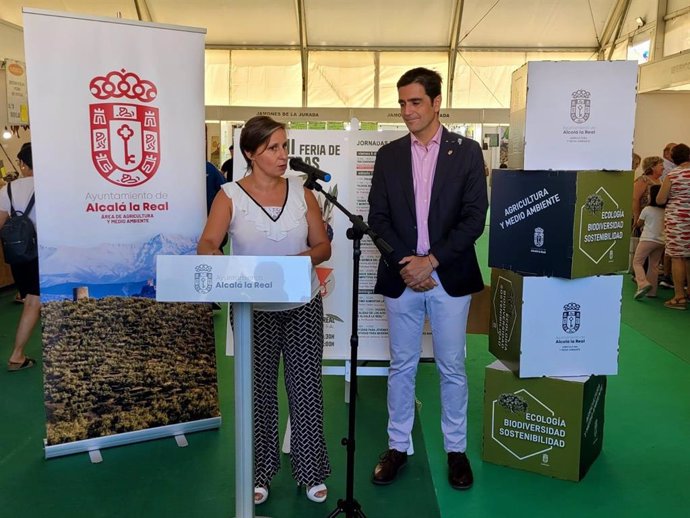 Soleda Aranda interviene en la inauguración de Alcalá Muestra, junto a Marino Aguilera.