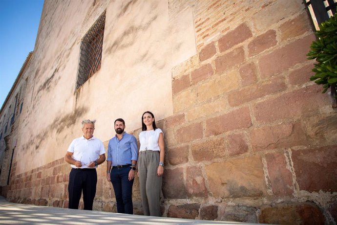 El presidente de la Diputación, Salvador Fuentes (1º izqda), visita el castillo de El Carpio.