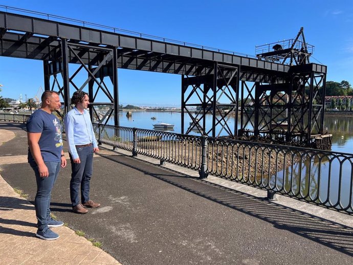 El alcalde, Javier Fernández Soberón, y del concejal de Urbanismo, Alfonso Suárez, junto al Puente de los Ingleses.