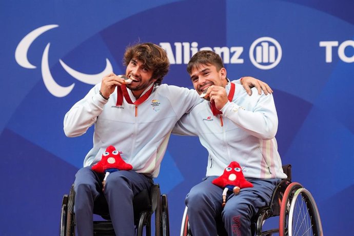 Daniel Caverzaschi junto a Martín de la Puente con su bronce en los Juegos Paralímpicos de París