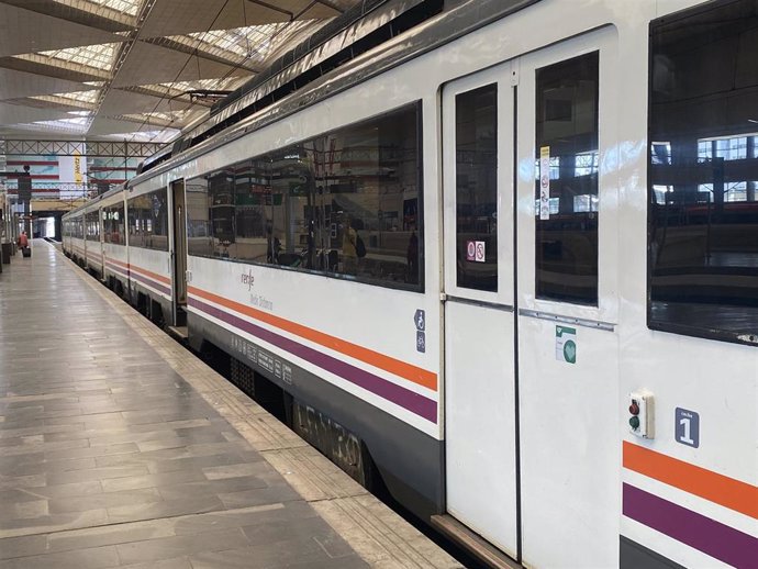 Archivo - Tren de Renfe en la Estación Delicias de Zaragoza.