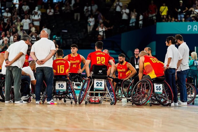 La selección masculina española de baloncesto en silla de ruedas tras un partido en Paris 2024